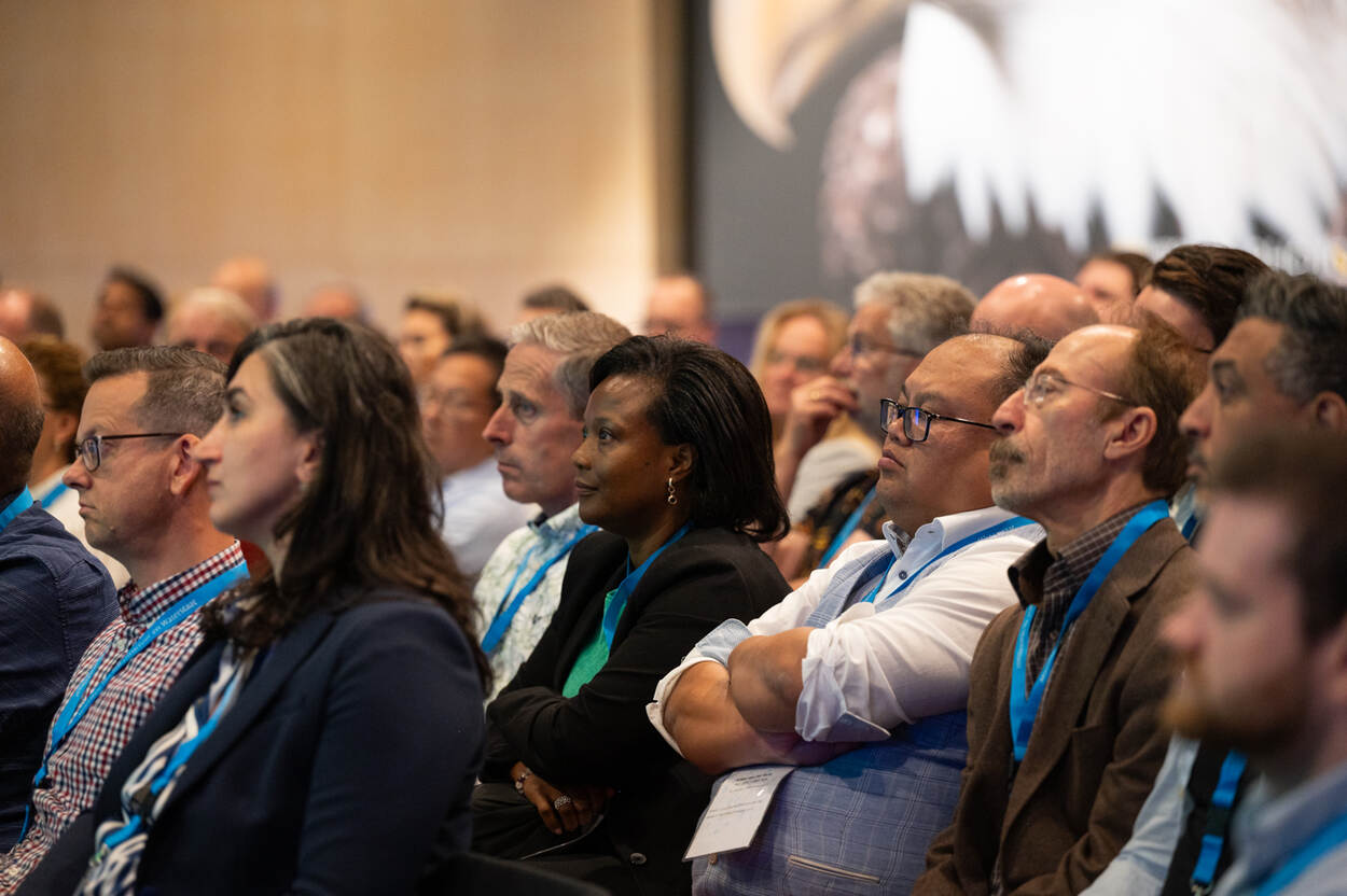 Foto van de deelnemers in de plenaire zaal