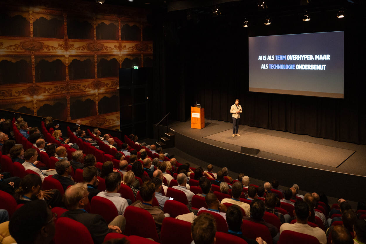 Overzichtsfoto van de grote zaal met spreker bij Beheer de Toekomst 2024