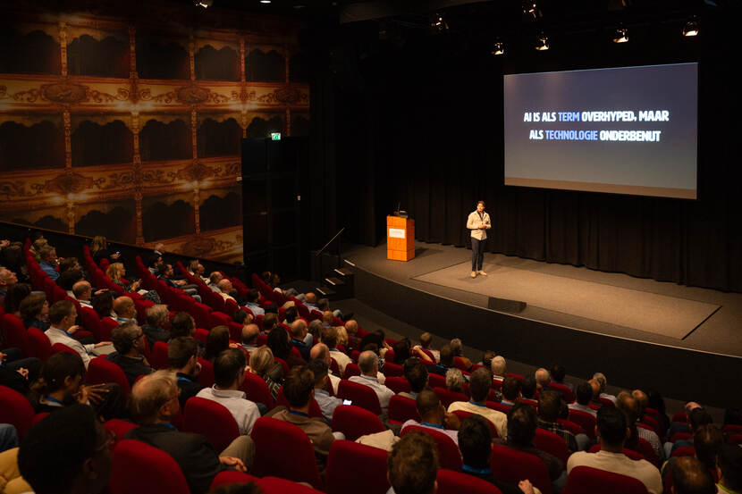 Dagvoorzitter en keynote spreker Remy Gieling in de Theaterzaal van het Louwman Museum