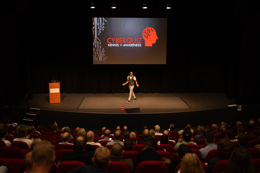 Sanjay Misri verzorgt het intermezzo: vragen en stelling over cybersecurity